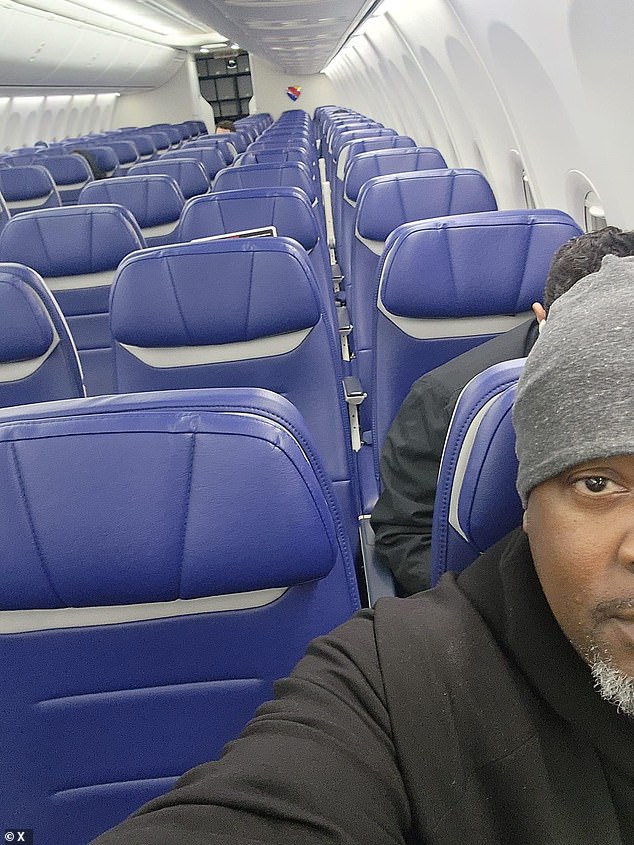 Anthony Thomas hat für Aufregung gesorgt, als er enthüllte, dass ein Mitreisender beschlossen hatte, direkt hinter seinem Sitz Platz zu nehmen, obwohl das Flugzeug fast leer war