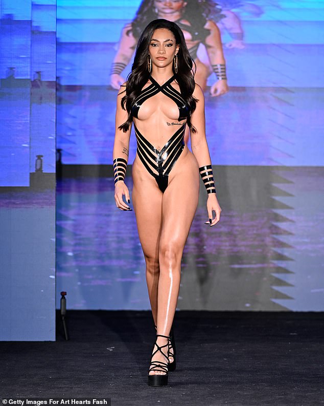 Ein Model lief gestern während der Black Tape Project-Modenschau auf der New York Fashion Week über den Laufsteg