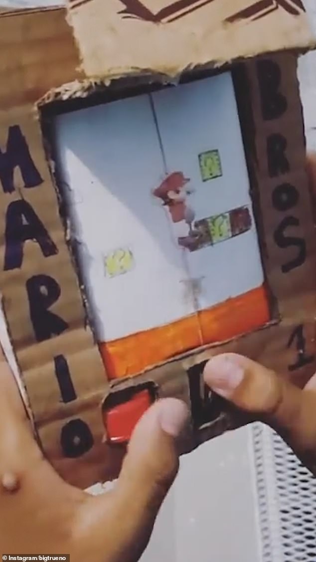 Dies ist der geniale Moment, in dem ein Kind in Venezuela die Game Boy-Konsole vorführte, die es komplett aus Pappe gefertigt hatte