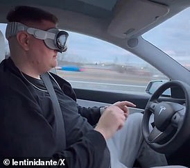 Ein Tesla-Fahrer wurde zum freihändigen Fahren angehalten, während er das 3.500 US-Dollar teure Vision Pro-Headset trug