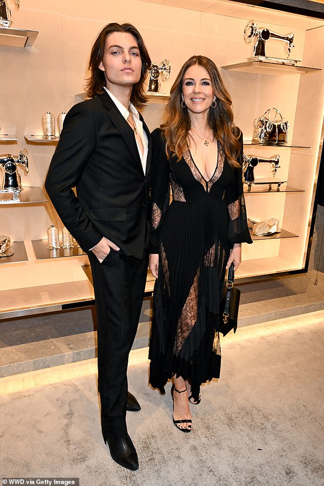 Elizabeth Hurley hatte zusammen mit ihrem Sohn Damian einen glamourösen Auftritt bei Tod's Cocktail Party und Dinner im Rahmen der New York Ready to Wear Fashion Week
