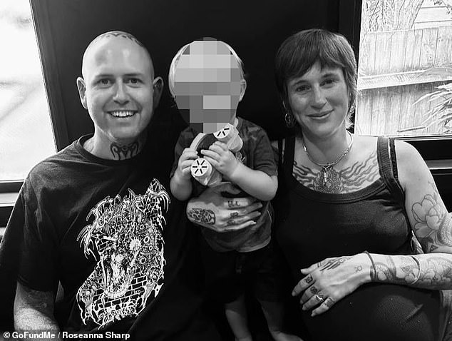 Sally Patti (rechts) und Thomas Townend (links) haben Anfang des Monats ihre Zwillingsbabys bei einer „wilden Geburt“ in ihrem Haus in Mullumbimby, Teil des Byron Shire, verloren