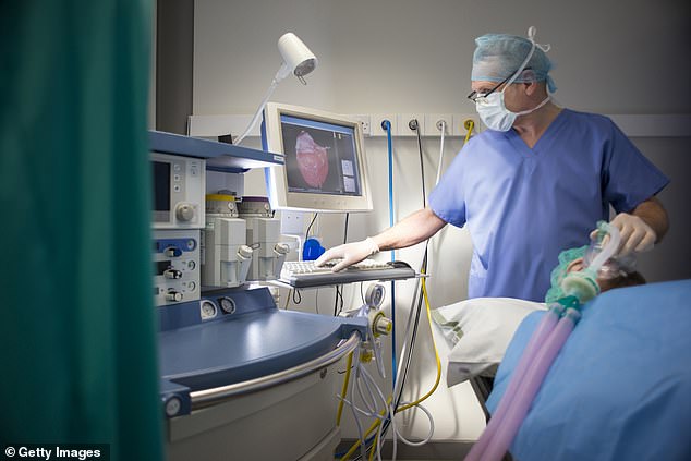 Laut einer Studie ist die Beschäftigung von „Billigpreis“-Ärzten, sogenannten Anesthesia Associates (AAs), für die Arbeit in Operationssälen nicht kosteneffektiv, weil sie zu viel bezahlt werden (Foto: Stock Photo)