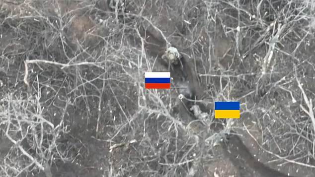 Das Filmmaterial zeigt mehrere Soldaten in den Schützengräben, wobei ukrainische und russische Flaggen jede Seite kennzeichnen, während sie sich einander nähern