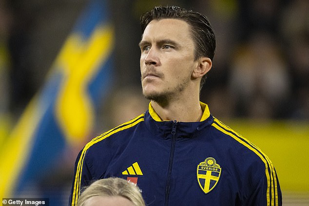 Der schwedische Nationalspieler Kristoffer Olsson liegt seit einer Woche an einem Beatmungsgerät im Krankenhaus, nachdem er zu Hause das Bewusstsein verloren hatte