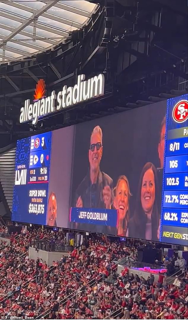 Jeff Goldblum wurde in der ersten Hälfte der Chiefs-49ers auf dem Jumbotron des Allegiant Stadium gezeigt