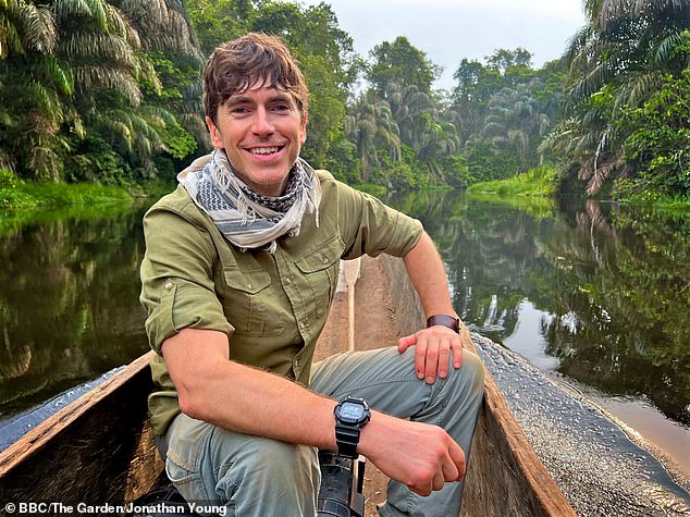 Fernsehmoderator Simon Reeve (oben im Kongo-Regenwald abgebildet) schaut sich unsere Reise-Fragen und Antworten an
