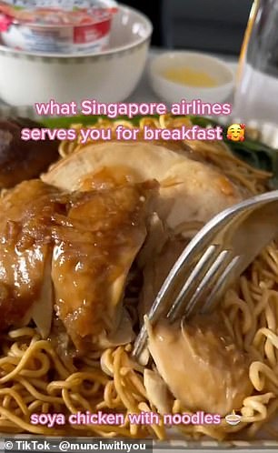 TikTok-Schöpferin @munchwithTikTok-Schöpferin @munchwithyou hat für ihre Follower alles gefilmt, was sie auf einem Flug mit Singapore Airlines gegessen hat