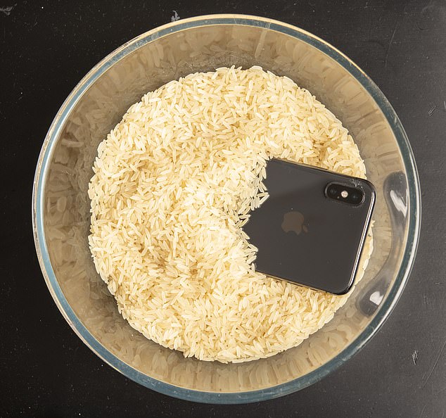 Eines der häufigsten Missverständnisse ist, dass Reis ein nasses iPhone austrocknet.  Apple warnt davor und sagt, die Körner könnten in das Telefon eindringen und es beschädigen