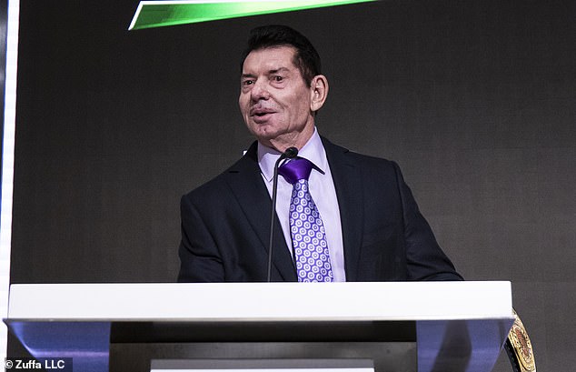 Vince McMahon, Executive Chairman of the Board von TKO, ist letzte Woche während einer Zeremonie zu sehen