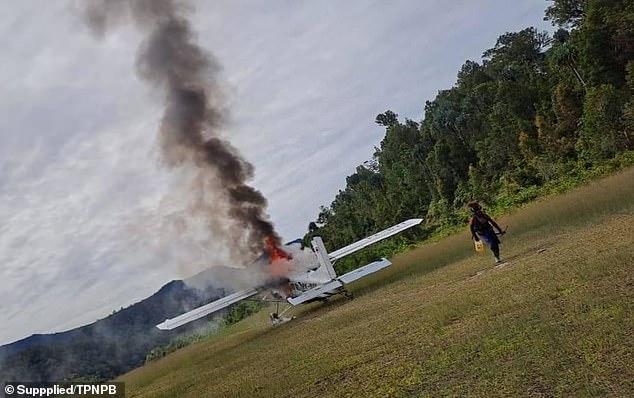 Die Gruppe der West Papua Liberation Army, dem bewaffneten Flügel der United Liberation Movement for West Papua (ULMWP), nahm Herrn Mehrtens gefangen, bevor sie am 7. Februar auf der Landebahn in Paro im abgelegenen Bezirk Nduga sein Flugzeug in Brand steckte (Bild).