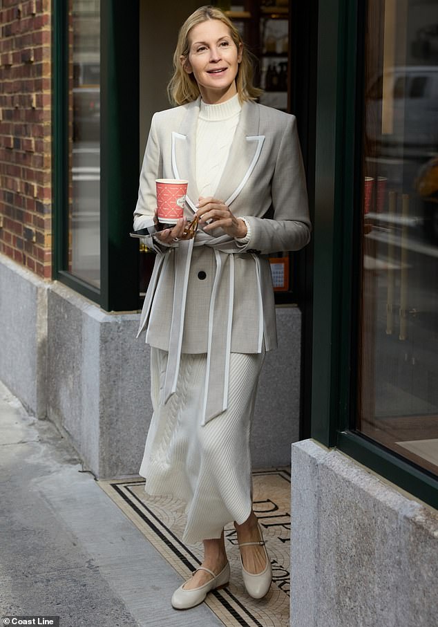 Kelly Rutherford sah in neutralen Farben mühelos schick aus, als sie am Montag während der New York Fashion Week das Carlyle Hotel verließ
