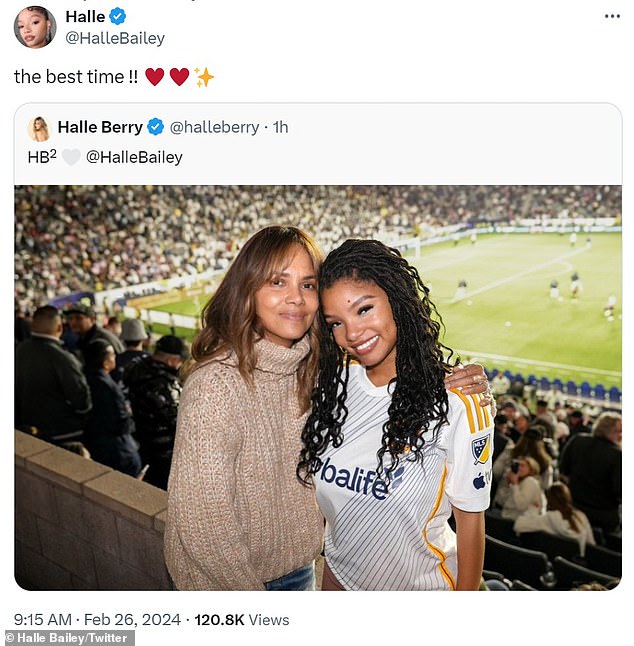Sängerin Halle Bailey (R) tat sich mit der Schauspielerin Halle Berry (L) zusammen, als sie am Sonntag das Spiel der Fußballmannschaften Inter Miami gegen LA Galaxy sahen
