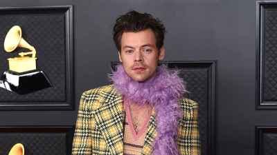 Harry Styles 63. jährliche Grammy Awards Clueless Yellow Llaid Gucci Blazer Purple Boa Brown Cords