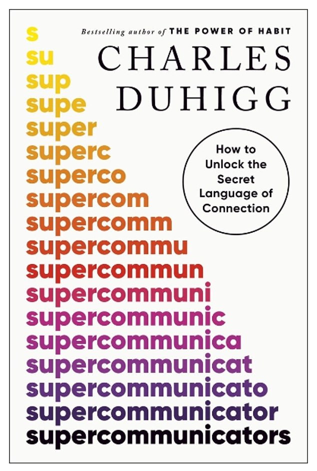 Charles Duhigg erläutert, dass Menschen, die als „Superkommunikatoren“ gelten, auf einer tieferen Ebene mit anderen in Kontakt treten und 10 bis 20 Mal häufiger Fragen stellen als andere
