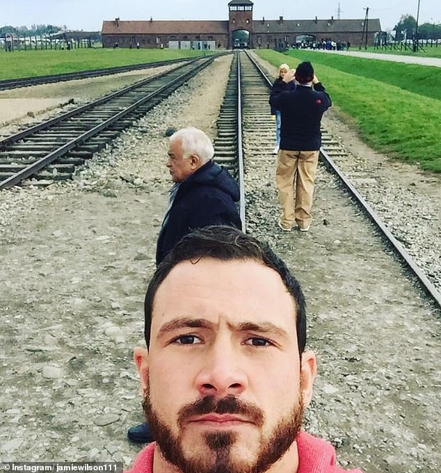 Der in Großbritannien lebende Jamie Wilson teilte auf Instagram ein Selfie mit feierlichem Gesicht in der Gedenkstätte in Krakau
