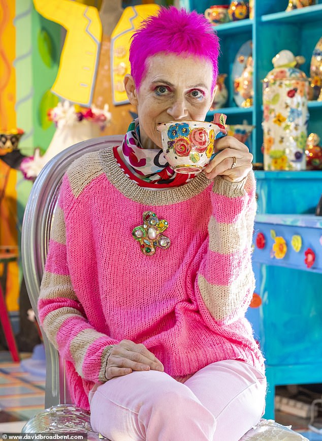 Im Bild: Die Künstlerin Mary Rose Young nippt an einer Tasse Tee in ihrem Töpferatelier zu Hause, das über eine bunte Decke verfügt