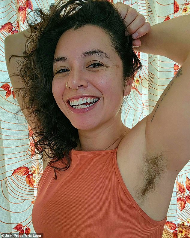 Aria Loca, 34, aus Mexiko, enthüllte, dass Männer im Internet von ihrem buschigen Aussehen besessen sind, auch wenn sie in der Öffentlichkeit scharfe Blicke auf sich zieht