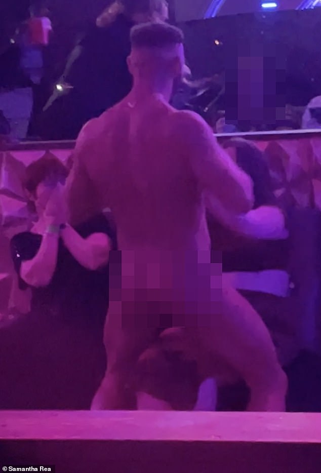 Im Bild: Zwei begeisterte Zuschauer haben gestern Abend gesehen, wie sie ihre Hände über den Körper einer nackten Tänzerin streichelten