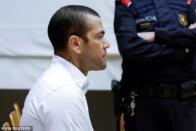 Der frühere Verteidiger des FC Barcelona, ​​Dani Alves, ist wegen Vergewaltigung für schuldig befunden und zu vier Jahren und sechs Monaten Gefängnis verurteilt worden