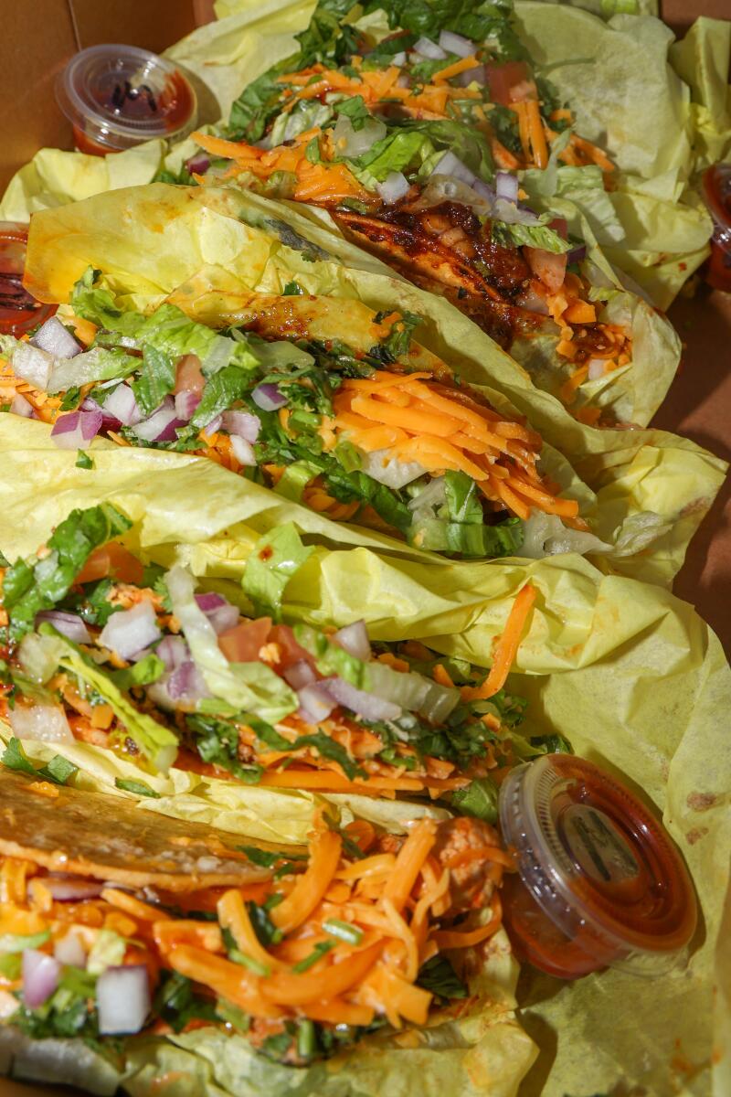 Eine frische Ladung Tacos von Worldwide Taco, angerichtet und fertig zum Mitnehmen.