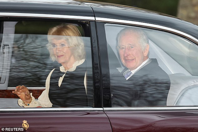 Nach einem Treffen mit seinem Sohn verließ König Charles gestern mit Königin Camilla Clarence House
