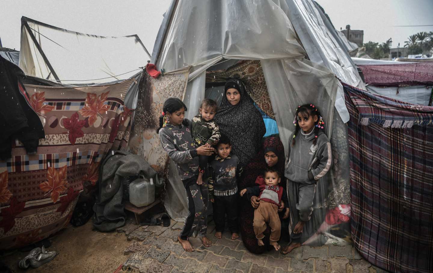 Am 15. Februar 2024 sind palästinensische Familien zwischen Zelten zu sehen, die mit starken Winden, Regengüssen und Überschwemmungen zu kämpfen haben, während die israelischen Angriffe in Rafah in Gaza andauern.