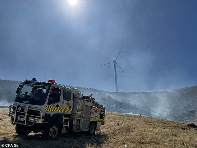 Eine 2,2 Millionen US-Dollar teure Windkraftanlage (im Bild) brannte am Dienstagnachmittag bei einem Farmbrand in Redhill, Südaustralien