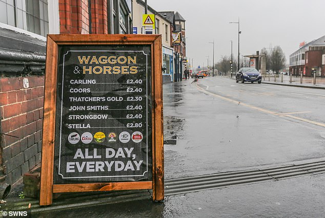 Die Getränkekarte im The Waggon and Horses Pub in Oldbury ist weiterhin günstig, da die Besitzer sich bemüht haben, die Bierpreise so niedrig zu halten wie vor 15 Jahren