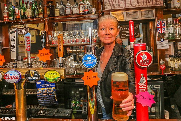 Oben abgebildet ist Mandy Merrix, die Managerin des Pubs The Waggon and Horses in Oldbury, West Midlands
