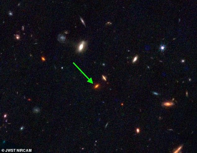 Astronomen konnten die Galaxie ZF-UDS-7329 vor dem Start des James-Webb-Weltraumteleskops nicht klar sehen.  Jetzt können sie sehen, dass es vor etwa 13 Milliarden Jahren entstanden ist.