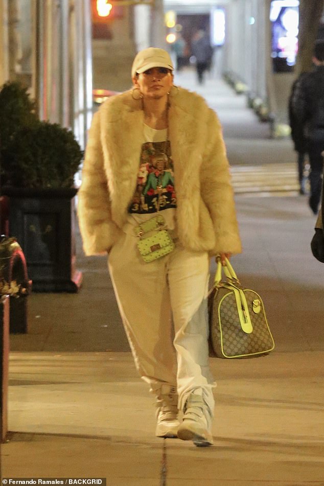 Jennifer Lopez, 54, blieb warm, als sie am Donnerstag in New York City ausging, als sie sich in einen luxuriösen cremefarbenen Pelzmantel hüllte, darunter ein T-Shirt und eine graue Jogginghose