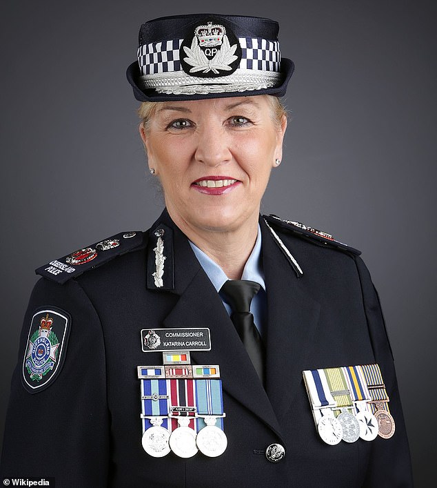 Katarina Carroll (im Bild), Queenslands erste weibliche Polizeikommissarin und erste Frau in der Spitzenposition, „denkt über ihre Optionen nach“