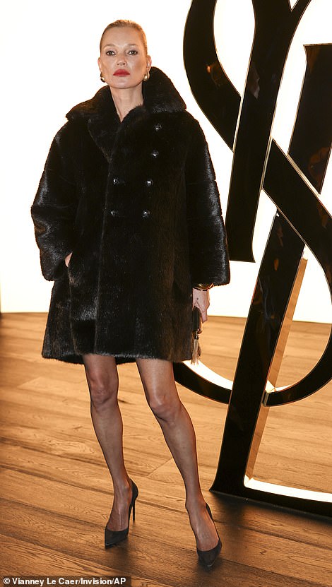 Die Großen und Guten des britischen und europäischen Stils waren anwesend, als Yves Saint Laurent am Dienstagabend auf der Paris Fashion Week seine neueste Kollektion vorstellte