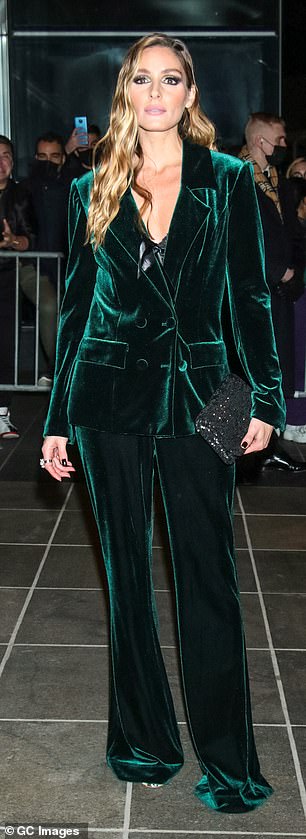 Der grüne Samtanzug von Olivia Palermo sorgt für einen bequemen und dennoch schicken Look