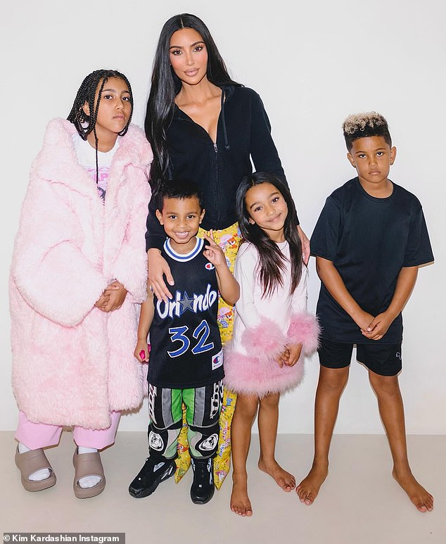 Kim Kardashian, 43 (zu sehen mit ihren Kindern North, 10, Saint, acht, Chicago, sechs, und Psalm, vier) möchte, dass die Frau von Ex-Mann Kanye West, Bianca Censori, 29, sich mit ihren Kindern verhüllt