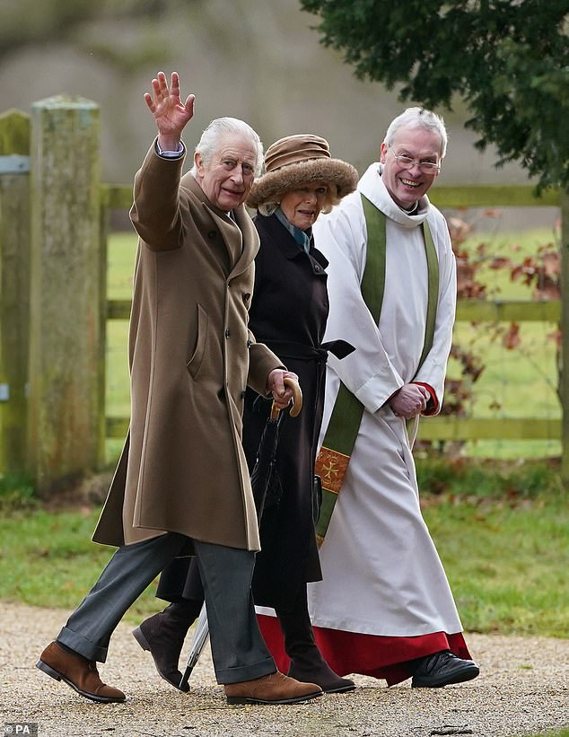 König Charles und Königin Camilla zeigten sich heute Morgen in Hochstimmung, als sie zur St. Mary Magdalene Church auf dem Sandringham Estate gingen