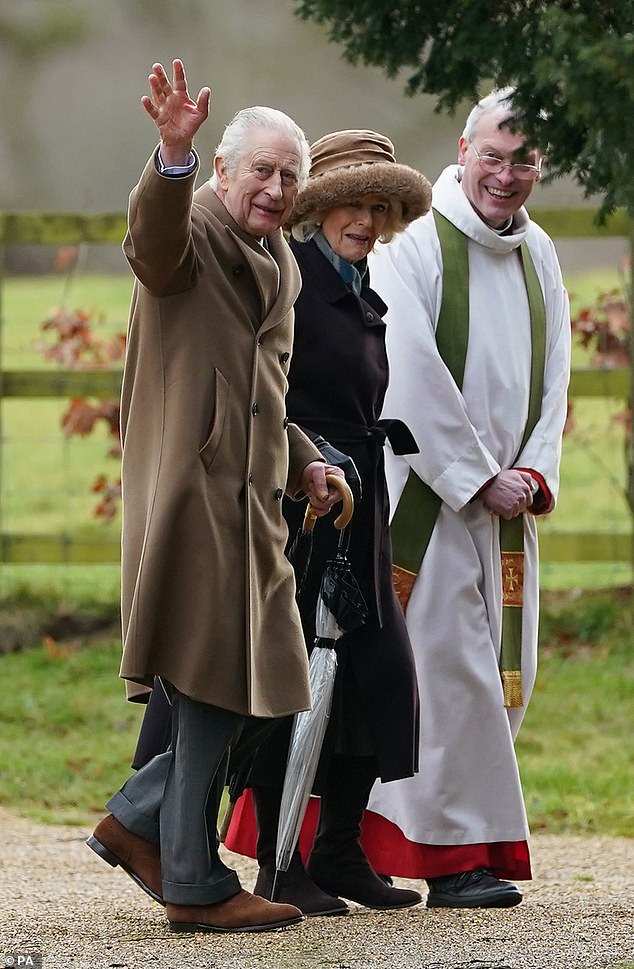 Der 74-jährige Monarch winkte den Gratulanten zu, als er durch das Anwesen in Norfolk schlenderte, und zeigte sich nach seinem Krankenhausaufenthalt in guter Stimmung