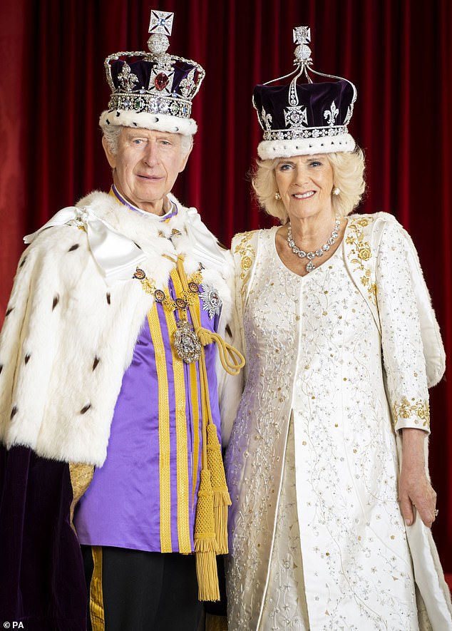 Nach Angaben des Buckingham Palace wurde bei dem König Krebs diagnostiziert, was eine Belastung für die Königin darstellt, da er gezwungen sein wird, für einige Zeit von öffentlichen Pflichten zurückzutreten (im Bild links; König Charles und Königin Camilla bei ihrer Krönung am 6. Mai). , 2023)