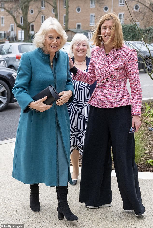 Im Bild: Dame Laura Lee (rechts) begrüßte Königin Camilla, als sie letzte Woche zur Eröffnung von Maggies neuem Krebszentrum im Nordwesten Londons eintraf