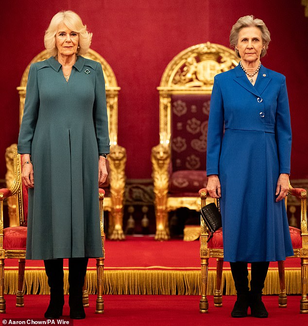 Königin Camilla (im Bild links), 76, und die Herzogin von Gloucester (rechts), 77, waren Gastgeber der Verleihungszeremonie für die Queen's Anniversary Prizes for Higher and Further Education, einen Tag nachdem der 75-jährige König auf dem Foto dem Gesicht des Premierministers begegnet war -von Angesicht zu Angesicht