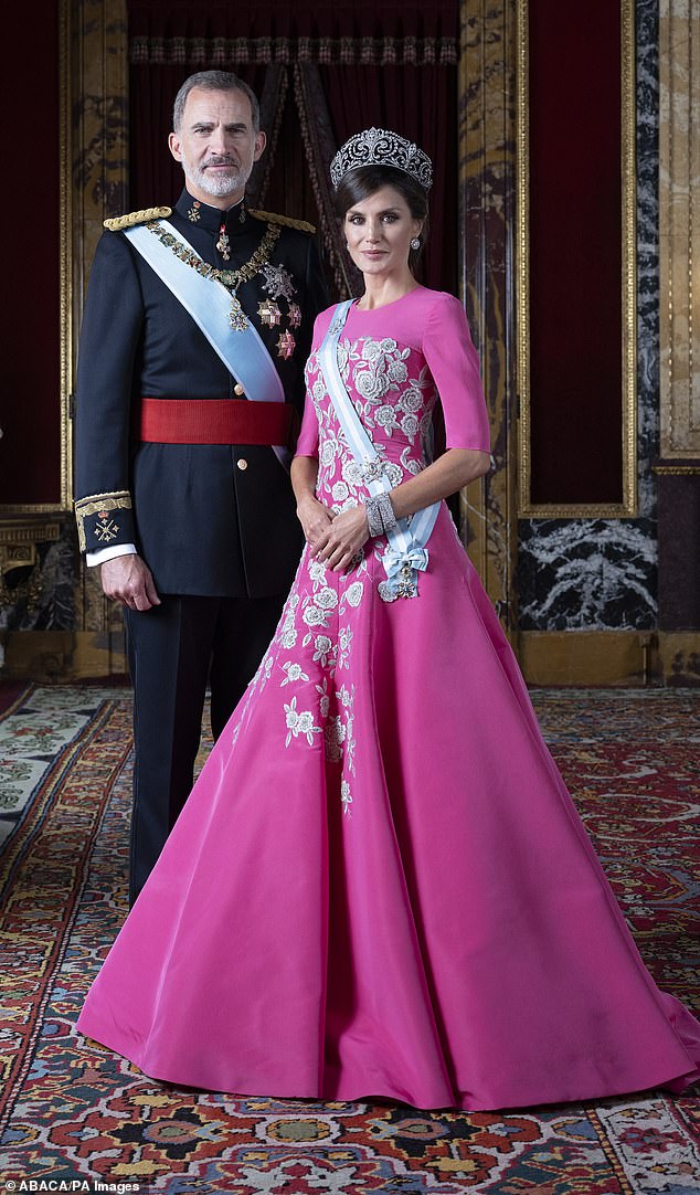Königin Letizia und die Könige Felipe baten einen berühmten Fotografen, an ihrem zwanzigsten Hochzeitstag ihr neues offizielles Porträt aufzunehmen – trotz der „Affären“-Behauptungen ihres ehemaligen Schwagers (im Bild 2020 im Königspalast von Madrid).