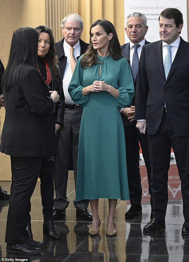 Königin Letizia machte heute eine stilvolle Figur, als sie zu einer offiziellen Veranstaltung in Salamanca, Spanien, austrat