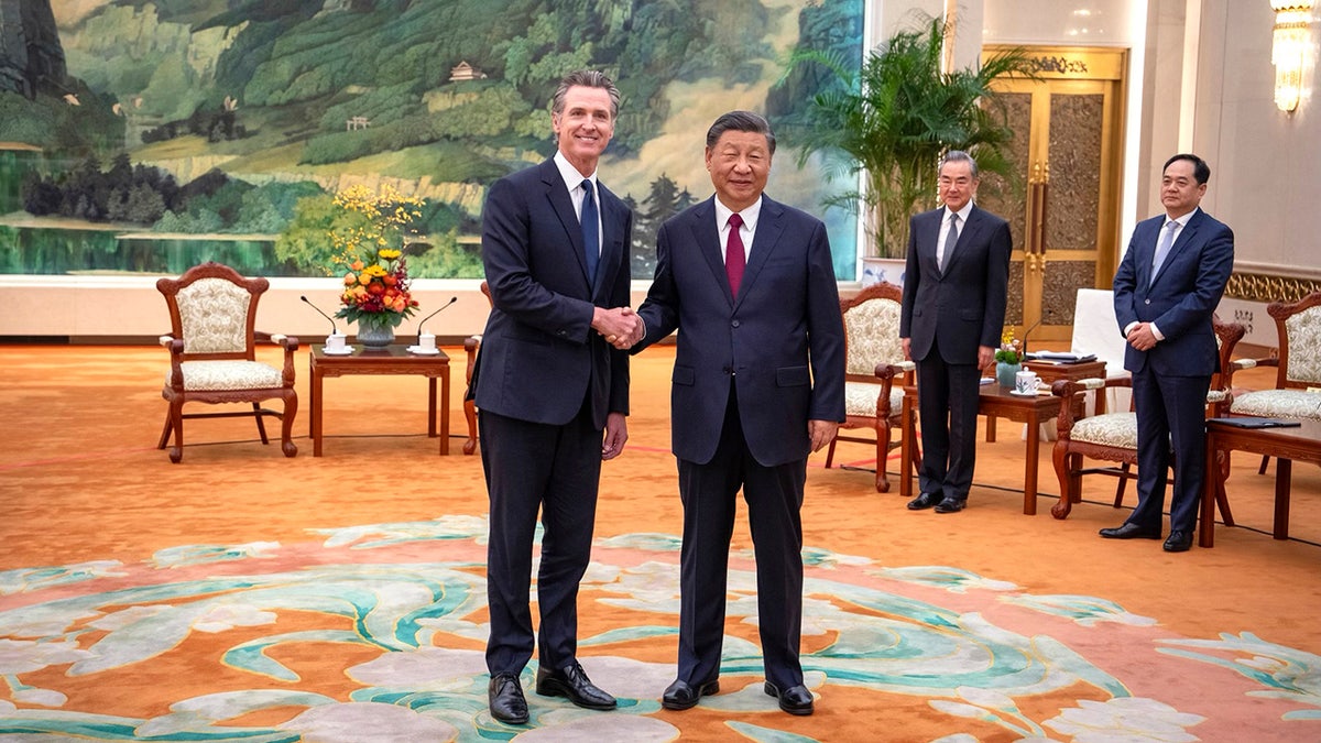 Newsom schüttelt Xi in Peking die Hand