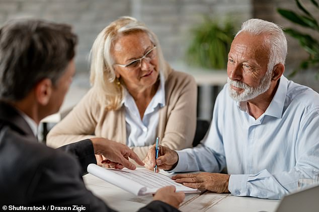 Ratschläge annehmen: Wer sich mit der Freigabe von Eigenkapital befasst, muss sich nun zu seinen täglichen Ausgaben im Ruhestand befragen lassen