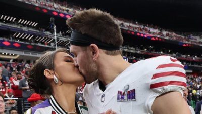 Kristin und Kyle Juszczyk teilen einen süßen Moment am Rande des Super Bowl LVIII