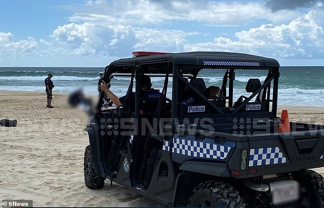 Am Dienstagmorgen wurde die Leiche einer Frau an Land gespült am Spit am Main Beach an der Gold Coast gefunden (im Bild, Polizei vor Ort)