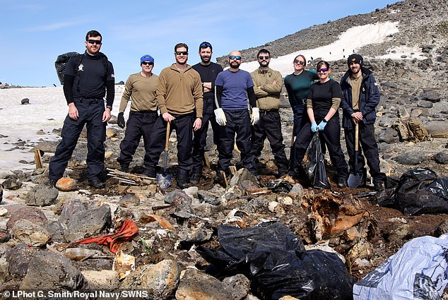 Seeleute der Royal Navy der HMS Protector haben ihren Teil dazu beigetragen, die Antarktis sauber zu halten, indem sie drei Tonnen Müll von einer abgelegenen Insel entfernt haben