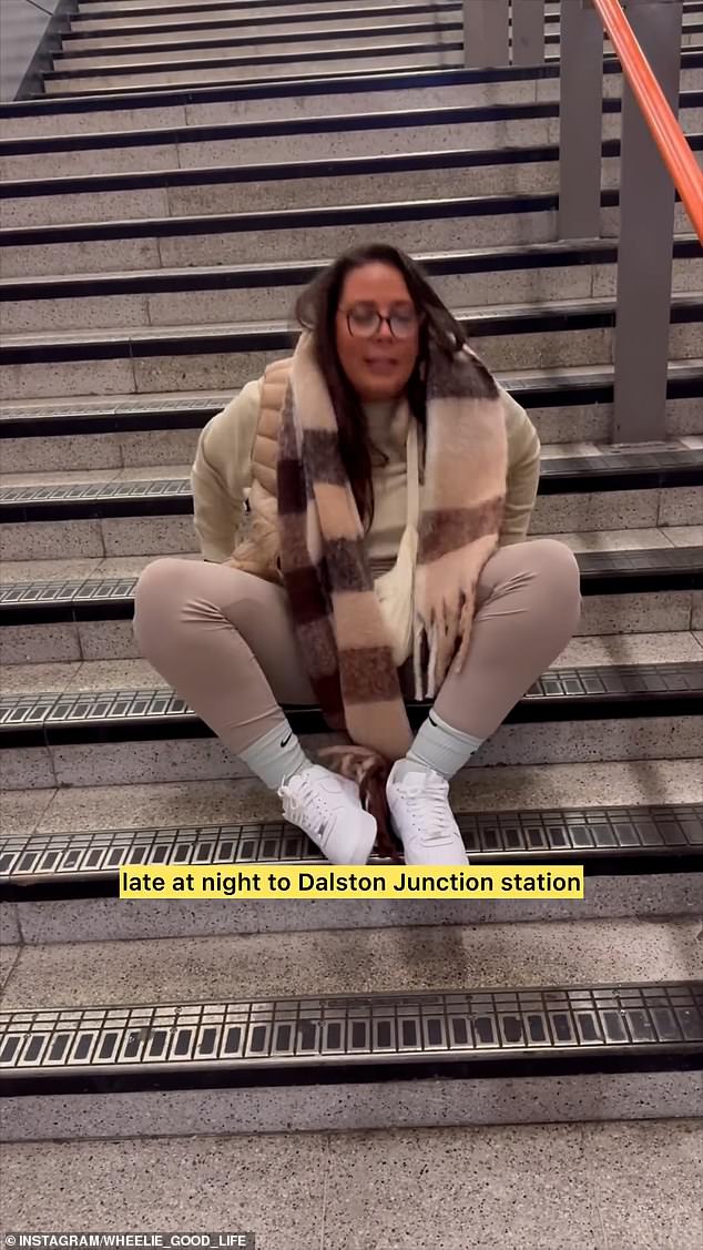Aufgrund eines kaputten Aufzugs am Bahnhof Dalston Junction in London musste die Rollstuhlfahrerin Jennie Berry auf dem Gesäß eine Treppe hinaufschlurfen