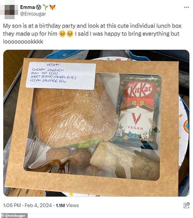 Eine britische Mutter war hocherfreut über die Großzügigkeit eines anderen Elternteils, der eine maßgeschneiderte vegane Lunchbox speziell für ihren Sohn anfertigte, obwohl sie anbot, ihm Essen zu liefern